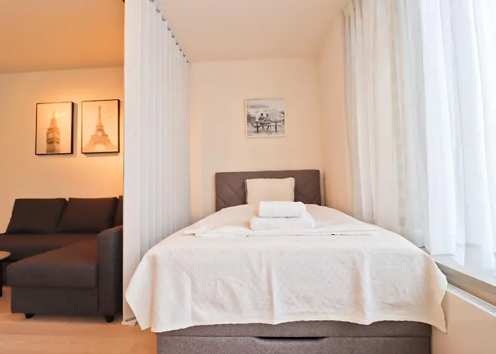 Sunny Apartment In Smichov, Prague 5