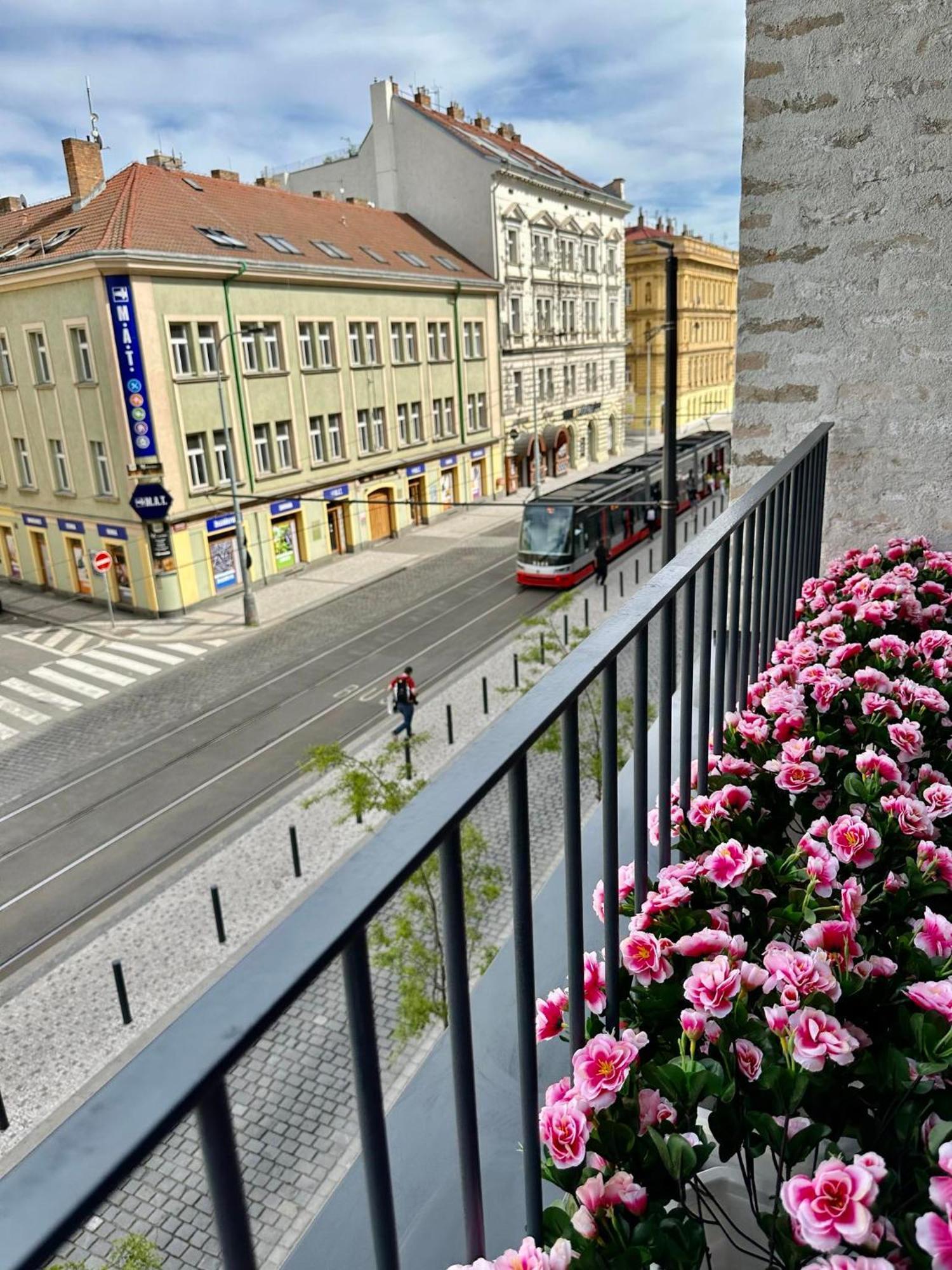 Sunny In Smichov, 5 Appartement *
